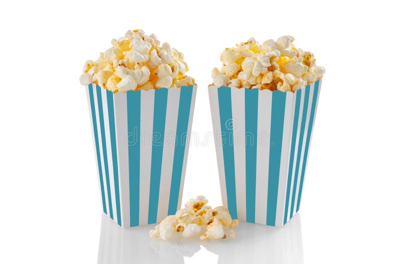 Due secchi di cartone a strisce di turchese con formaggio di formaggio di popcorn isolati su fondo bianco fotografia stock libera da diritti