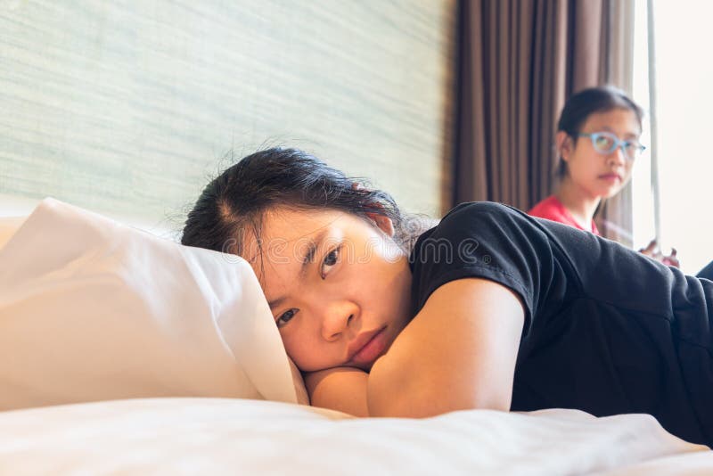 Due sorelle asiatiche dell'adolescente che hanno tema di conflitto di opinione fotografie stock libere da diritti Due sorelle asiatiche dell'adolescente che hanno tema di conflitto di opinione fotografie stock libere da diritti