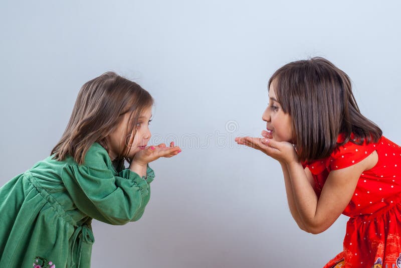 Due sorelline che posano per la macchina fotografica nello studio fotografia stock libera da diritti