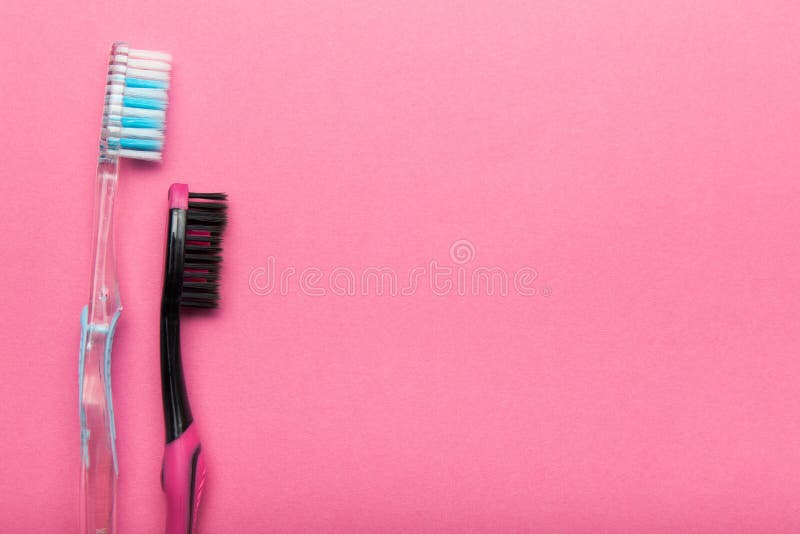 Due spazzolini da denti igienici su un fondo rosa Copi lo spazio immagine stock Due spazzolini da denti igienici su un fondo rosa Copi lo spazio immagine stock
