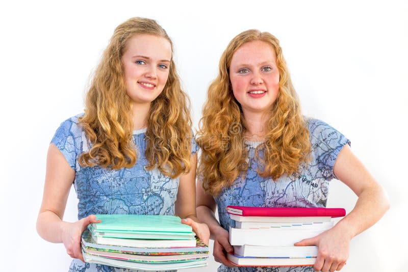 Due studentesse che tengono i libri di studio fotografie stock Due studentesse che tengono i libri di studio fotografie stock