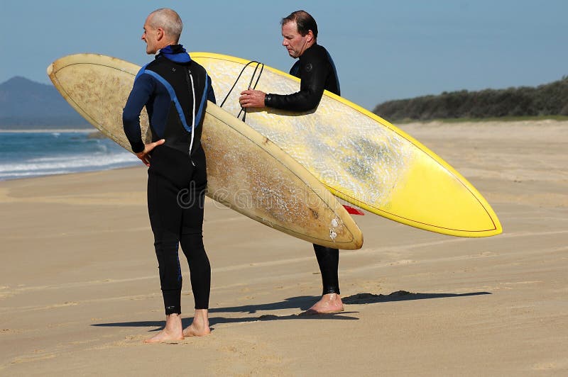 Due surfisti che esaminano le onde