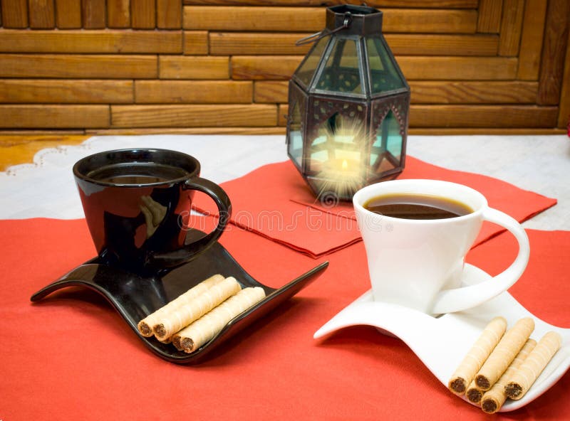 Due tazze di caffè e bastoni del wafer con cioccolato fotografia stock Due tazze di caffè e bastoni del wafer con cioccolato fotografia stock
