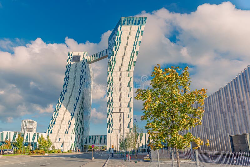 Due torri dell'hotel ac bella sky e del centro espositivo e congressi bello, nel distretto di orestad di copenhagen denmark