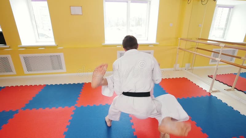 Due uomini che preparano le loro abilit? di aikidi nello studio Formazione del loro combattimento Proteggendo da un colpo della g