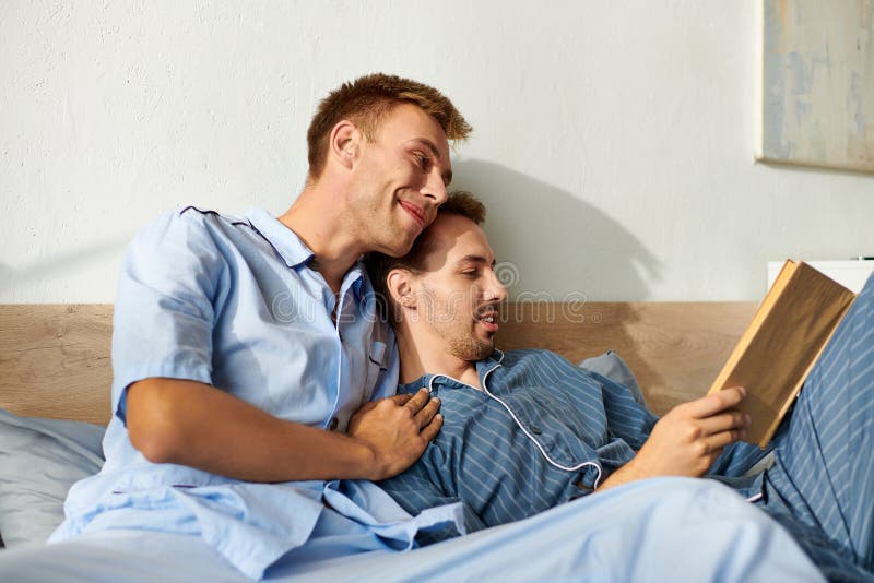 Due uomini in pigiama condividono un immagini stock