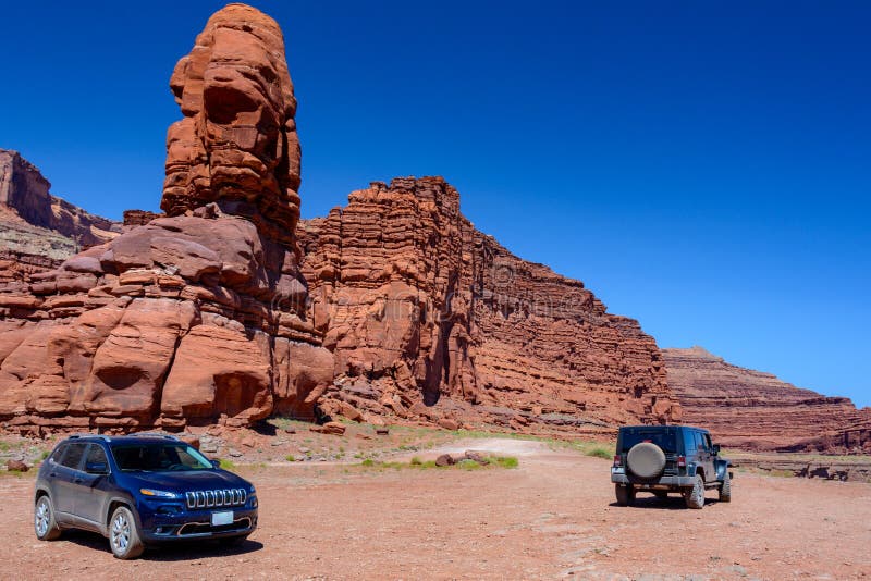 Due veicoli fuoristrada su strada sterrata nel parco nazionale di Canyonlands, Stato dello Utah, Stati Uniti fotografia stock Due veicoli fuoristrada su strada sterrata nel parco nazionale di Canyonlands, Stato dello Utah, Stati Uniti fotografia stock
