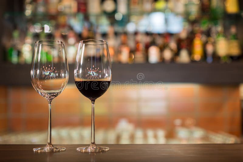 Due vetri di vino alti immagine stock Due vetri di vino alti immagine stock
