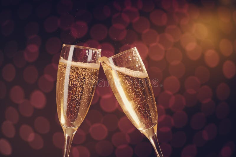 Due vetri eleganti del champagne che producono pane tostato immagine stock libera da diritti