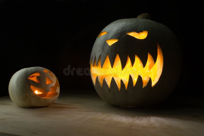 Due zucche di Halloween divertenti e spettrali immagine stock libera da diritti