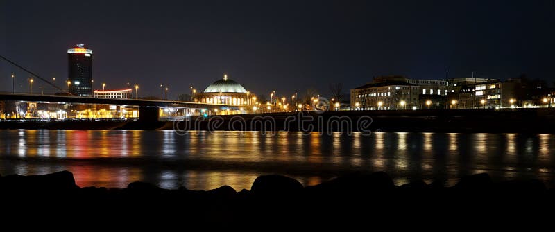 Duesseldorf no panorama de rhine da noite fotografia de stock Duesseldorf no panorama de rhine da noite fotografia de stock