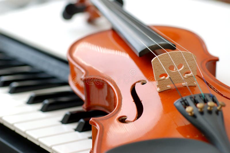 Vista ravvicinata di pianoforte tastiera un violino.