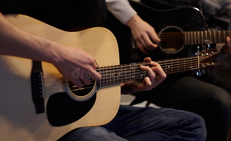 Duett för två personer som spelar en melodi på gitarrer