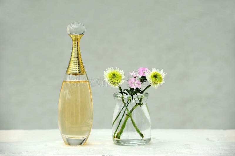 Duftstoff und Blumen lizenzfreies stockbild Duftstoff und Blumen lizenzfreies stockbild