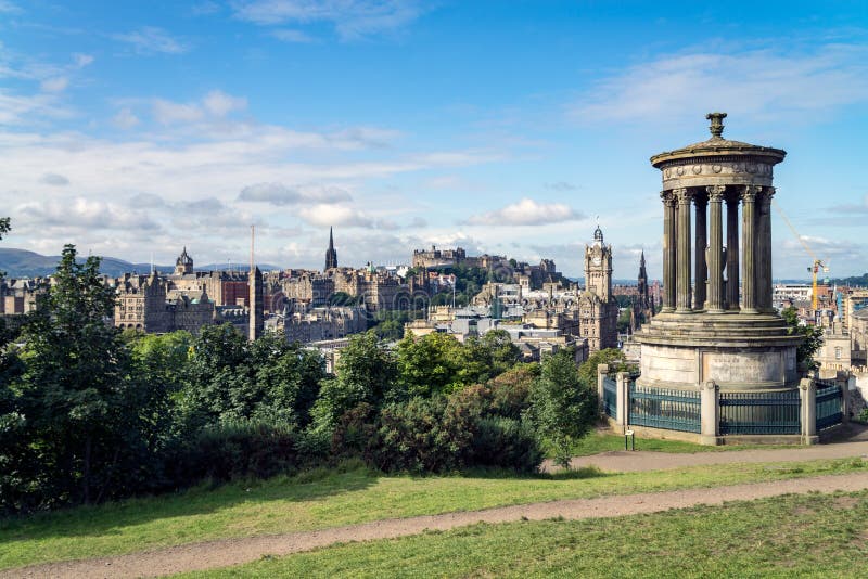 Dugald Stewart monument på den Calton kullen med en sikt på Edinburg arkivbilder Dugald Stewart monument på den Calton kullen med en sikt på Edinburg arkivbilder