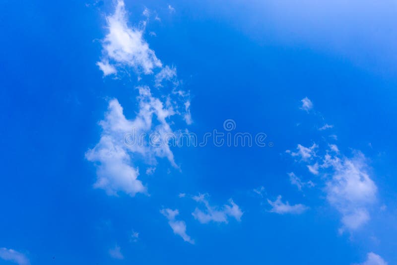 Duidelijke blauwe lucht met witte wolkenachtergrond in de ochtend Goede weerachtergrond stock foto Duidelijke blauwe lucht met witte wolkenachtergrond in de ochtend Goede weerachtergrond stock foto