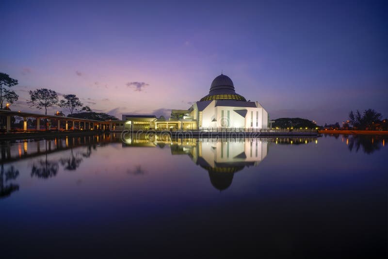 Duidelijke zonsopgang bij Moskee een-Nur bij Petronas-Universiteit van Technologiecampus royalty-vrije stock fotografie Duidelijke zonsopgang bij Moskee een-Nur bij Petronas-Universiteit van Technologiecampus royalty-vrije stock fotografie