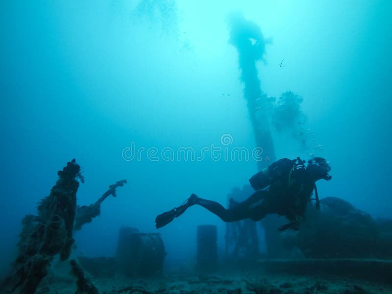 Duiker Wreck Diving die met Koralen op het Wrak in Rood S groeien stock afbeelding Duiker Wreck Diving die met Koralen op het Wrak in Rood S groeien stock afbeelding