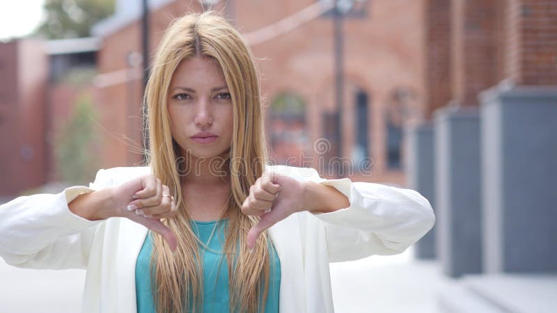 Duimen neer voor Mislukking door Mooi Blondemeisje, Openluchtportret stock foto's Duimen neer voor Mislukking door Mooi Blondemeisje, Openluchtportret stock foto's