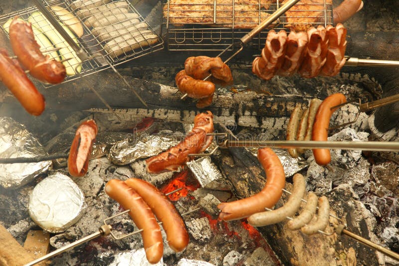Architectuur onze donker Duitse Barbecue (BBQ) Met Vele Worsten Stock Foto - Image of heet, rooster:  5343988