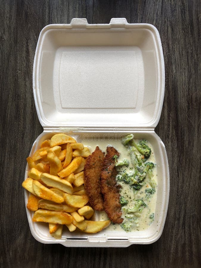 Duitse meeneem de gebraden gerechtenbroccoli van de voedselschnitzel stock afbeeldingen Duitse meeneem de gebraden gerechtenbroccoli van de voedselschnitzel stock afbeeldingen