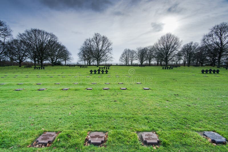 Duitse Militaire Begraafplaats bij La Cambe, Normandië, Frankrijk stock afbeeldingen Duitse Militaire Begraafplaats bij La Cambe, Normandië, Frankrijk stock afbeeldingen