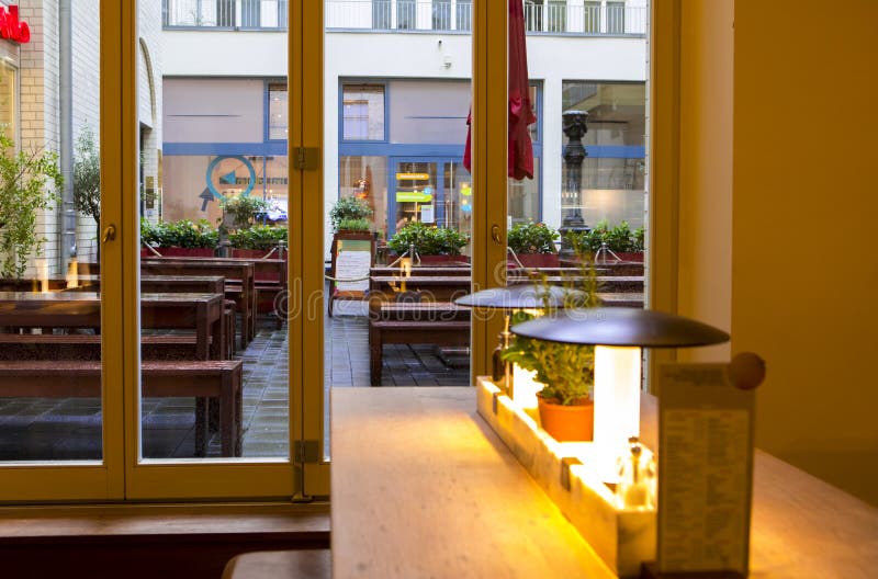 Duitsland Berlijn, het Italiaanse restaurant, het buffetrestaurant, de binnenlandse ontwerp elegante en warme, moderne manier zij royalty-vrije stock afbeeldingen Duitsland Berlijn, het Italiaanse restaurant, het buffetrestaurant, de binnenlandse ontwerp elegante en warme, moderne manier zij royalty-vrije stock afbeeldingen