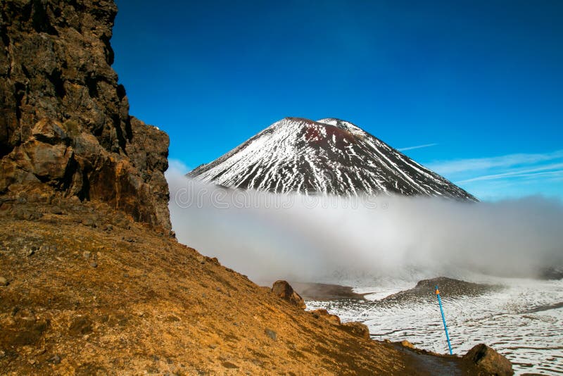 Duivels` s Trap het steile beklimmen aan Zuidenkrater en mening van MT Ngauruhoe die, MT-Noodlot, Tongariro de Grote Gang van Nie royalty-vrije stock foto's Duivels` s Trap het steile beklimmen aan Zuidenkrater en mening van MT Ngauruhoe die, MT-Noodlot, Tongariro de Grote Gang van Nie royalty-vrije stock foto's