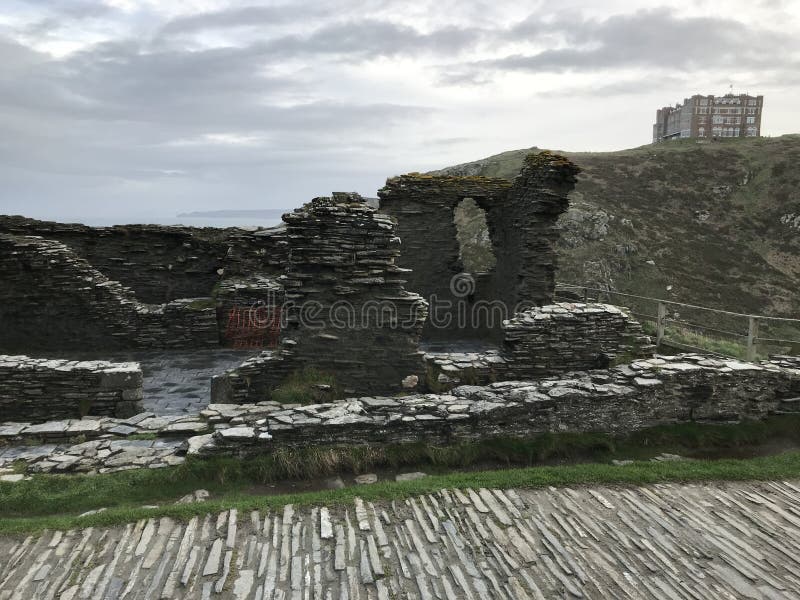 Duke Robert delle rovine del castello del ` s 1260 di Devon sui bluff di Tintagel, Cornovaglia fotografie stock Duke Robert delle rovine del castello del ` s 1260 di Devon sui bluff di Tintagel, Cornovaglia fotografie stock