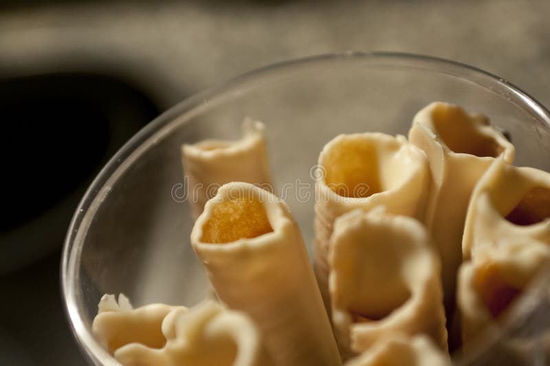 Dulces de la Navidad: obleas con el chocolate blanco imagenes de archivo Dulces de la Navidad: obleas con el chocolate blanco imagenes de archivo