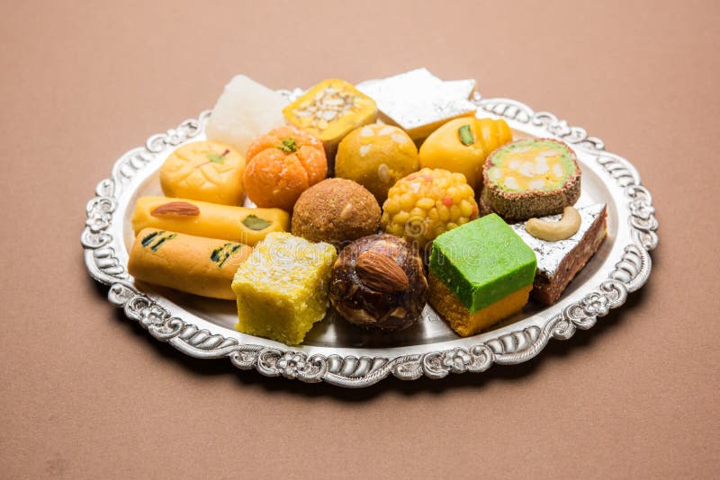 Dulces indios para el festival o la boda, foco selectivo del diwali imagenes de archivo Dulces indios para el festival o la boda, foco selectivo del diwali imagenes de archivo