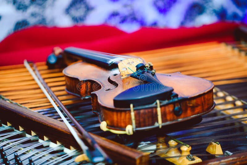 Dulcimer and violin with shallow depth of field and selective focus on the heart of the violin