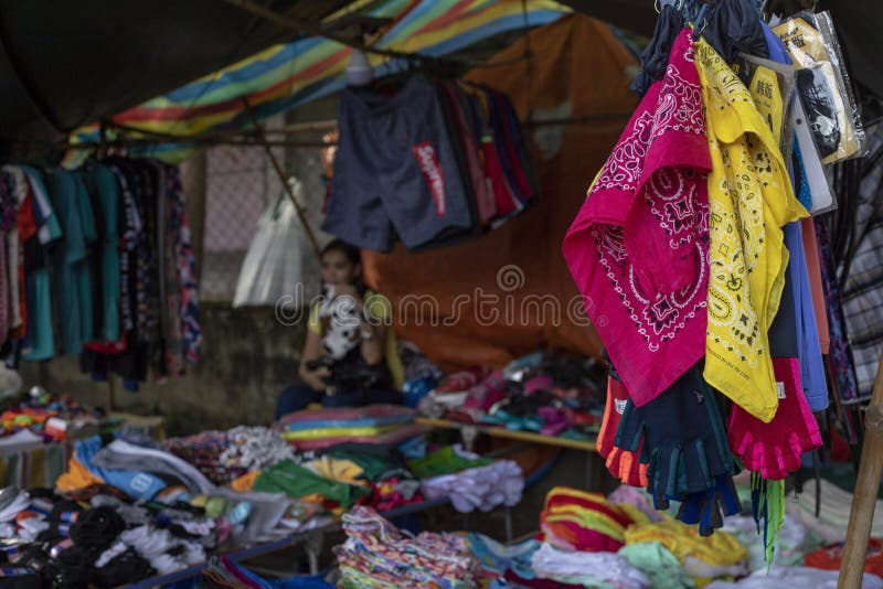 Dumaguete, las Filipinas - 27 de julio de 2018: Ropa colorida barata en tienda local del mercado Parada del desgaste de la segund fotografía de archivo Dumaguete, las Filipinas - 27 de julio de 2018: Ropa colorida barata en tienda local del mercado Parada del desgaste de la segund fotografía de archivo