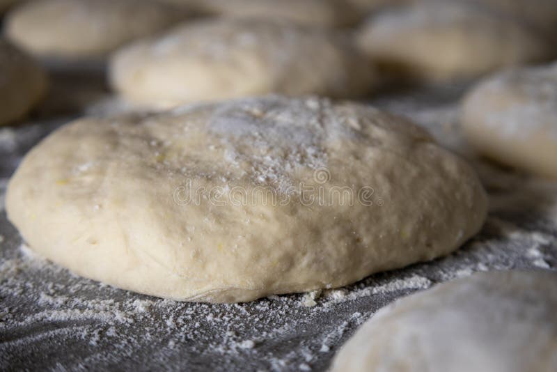Dumborst som reser sig för att göra pizza. livsmedel som framställts med raffinerat vitt mjöl. Livsmedel med raffinerat vitt mjöl rikt på kalorier.