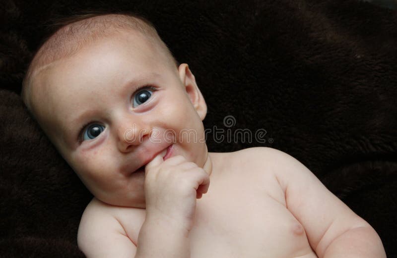 Dummes lustiges lachendes lächelndes Baby mit großen Augen stockbilder
