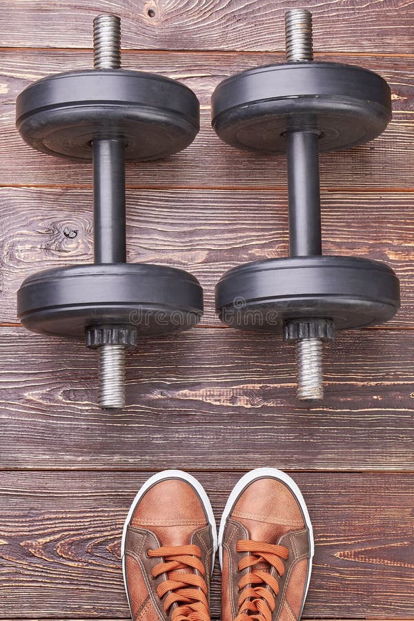 Knödel und Turnschuhe aus Holz. stockfotos