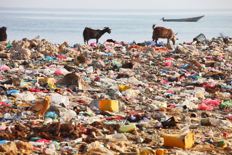 Dump su una spiaggia di Isola di Socotra uomo fatto di disastro ambientale.