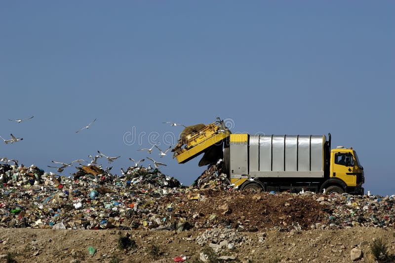 Odvoz odpadků truck dumpingu jeho zatížení.