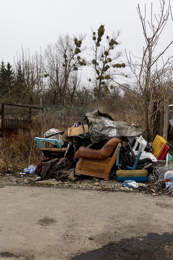 Dumpning av stort hushållsavfall i staden. Polen arkivbilder