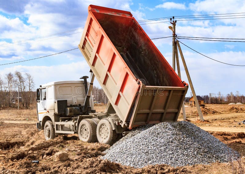 Dumptruck dans l'action photographie stock libre de droits Dumptruck dans l'action photographie stock libre de droits