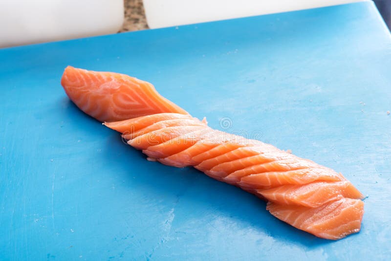 Dun gesneden filet van verse ruwe zalm royalty-vrije stock afbeelding Dun gesneden filet van verse ruwe zalm royalty-vrije stock afbeelding
