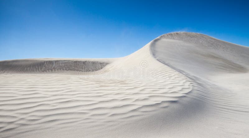 Duna de arena blanca con las ondulaciones