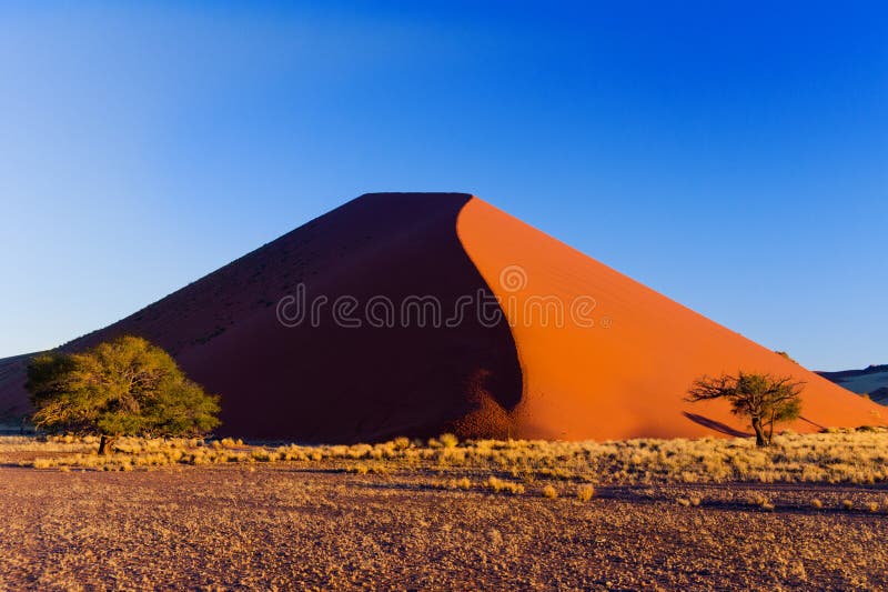 Duna de la puesta del sol en el desierto de Namib, Suráfrica fotos de archivo Duna de la puesta del sol en el desierto de Namib, Suráfrica fotos de archivo