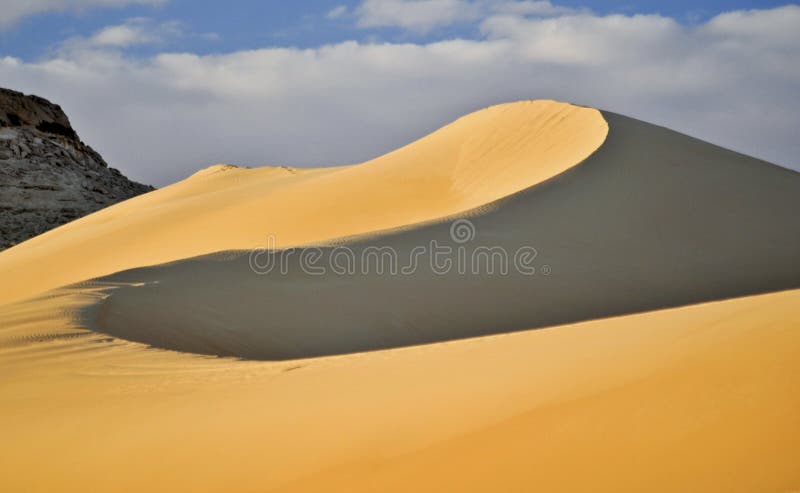 Duna di sabbia vicino all'oasi di Siwa fotografia stock libera da diritti Duna di sabbia vicino all'oasi di Siwa fotografia stock libera da diritti