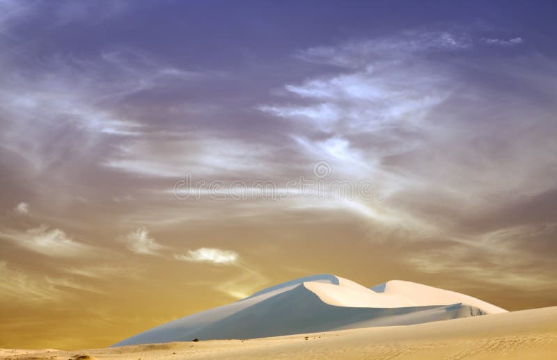 Dunas de areia bonitas durante o por do sol imagens de stock royalty free Dunas de areia bonitas durante o por do sol imagens de stock royalty free