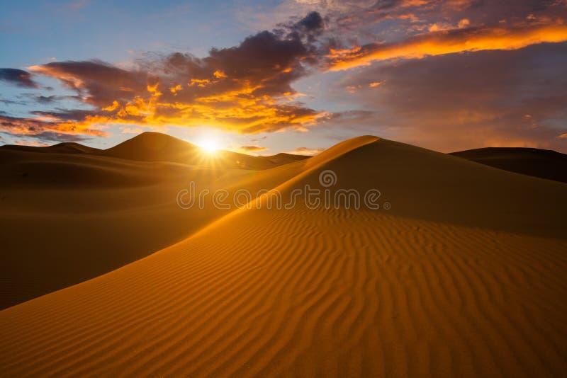 Dunas de areia bonitas em Sahara Desert