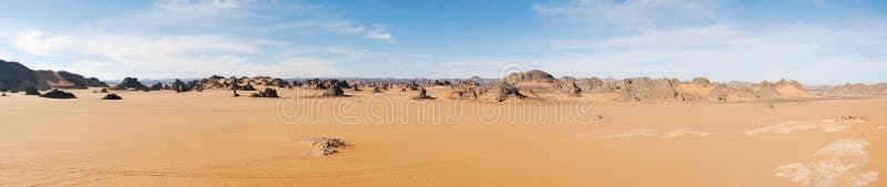 Dunas de areia no panorama do deserto de Sahara, Líbia foto de stock royalty free Dunas de areia no panorama do deserto de Sahara, Líbia foto de stock royalty free