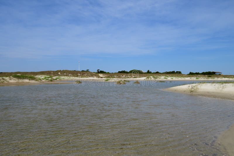 Dunas de arena y piscina de la marea en el fuerte Macon imágenes de archivo libres de regalías Dunas de arena y piscina de la marea en el fuerte Macon imágenes de archivo libres de regalías
