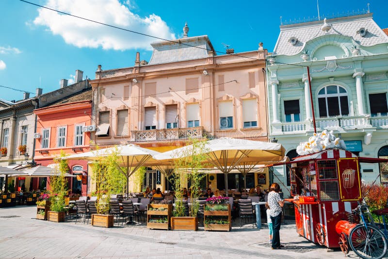 Dunavska street, ristoranti e palazzi colorati a Novi Sad, Serbia immagine stock libera da diritti Dunavska street, ristoranti e palazzi colorati a Novi Sad, Serbia immagine stock libera da diritti