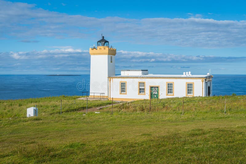 Duncansby возглавляет маяк в солнечном дне, Caithness, Шотландию стоковое фото Duncansby возглавляет маяк в солнечном дне, Caithness, Шотландию стоковое фото